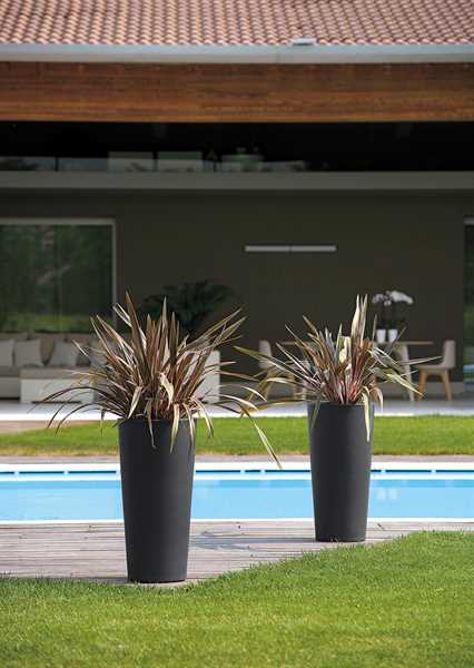 VASO ALTO DA ESTERNO TONDO IN RESINA ILIE NERO CM.Ø37XH75