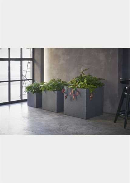 VASO DA ESTERNO IN RESINA QUADRATO KUBE NERO CM.40x40xH40